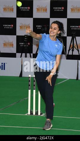 Mumbai, India. 07th luglio 2022. L'attrice Bollywood Taapsee Pannu bowls durante un evento promozionale 'Shabaash Mithu' un film biografico basato sulla storia della vita del vecchio cricketer a Mumbai. Il film è una biografia sulla vita del capitano della squadra di cricket delle donne indiane, Mithali Raj, suonato dall'attrice Taapsee Pannu. Sarà rilasciato in India il 15th luglio. (Foto di Ashish Vaishnav/SOPA Images/Sipa USA) Credit: Sipa USA/Alamy Live News Foto Stock