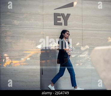 Il logo della società di contabilità Ernst & Young (EY) è visibile sul muro della hall dell'edificio Brookfield Manhattan West a Hudson Yards a New York mercoledì 29 giugno 2022. EY è stata multata per $100 milioni dalla SEC dopo che è stato scoperto che alcuni dei suoi dipendenti avevano truffato per i loro esami CPA. Il barare si allunga indietro di parecchi anni ed EY era cosciente di esso ma non ha preso alcuna azione. (© Richard B. Levine) Foto Stock