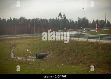 Tubo su pista. Scaricare dalla strada. Dettagli dello svincolo stradale luogo di svolta su strada. Foto Stock