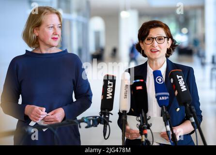 Berlino, Germania. 07th luglio 2022. Il pubblicista Ferda Ataman (r) parla dopo la sua elezione come commissario federale indipendente contro la discriminazione insieme a Lisa Paus (Bündnis 90/Die Grünen), ministro federale della famiglia, anziani, donne e giovani nel Bundestag tedesco. Credit: Bernd von Jutrczenka/dpa/Alamy Live News Foto Stock