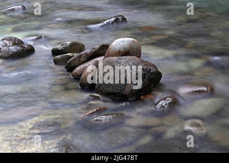 Rocce o massi in un ruscello vicino a una piccola cascata sul Salmon Creek sul lato occidentale della Cascade Range in Oregon. Foto Stock