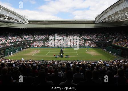 Londra, Regno Unito. 07th luglio 2022. Una visione generale del tribunale centrale durante la partita tra Tatiana Maria in Germania nella sua semifinale contro Ons Jabeur tunisino il giorno 11 dei campionati Wimbledon 2022 a Londra giovedì 07 luglio 2022. Jabeur ha vinto la partita 6-2, 3-6, 6-1. Foto di Hugo Philpott/UPI Credit: UPI/Alamy Live News Foto Stock