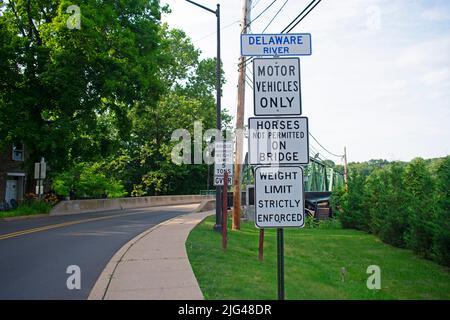 Limiti stradali e segnali di restrizione sull'avvicinamento al ponte a traliccio in direzione di Stockton, New Jersey dalla Pennsylvania -11 Foto Stock