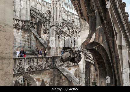 MILANO, ITALIA - 17 MAGGIO 2018: Turisti non identificati visitano il Duomo di Milano sul suo tetto. Foto Stock