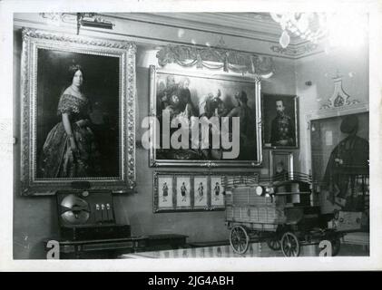 Sala museo dell'esercito. Stanza della Salute militare, 1978. Fotografia della Sala militare della Salute, Wall West dove il ritratto di S.M. La regina Elisabetta II e l'olio della cura e dell'arrampicata nel forte di S. Miguel de Portugal. Nel modello di ambulanza. Foto Stock