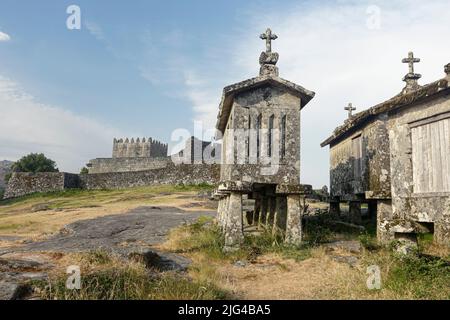 Antichi granai in pietra e castello medievale, Lindoso, a nord del Portogallo. Foto Stock