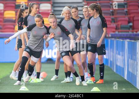 Londra, Regno Unito. 07th luglio 2022. Calcio: Nazionale, Donne, Euro 2022, addestramento finale Danimarca, Brentford Community Stadium: Treno Danese. Credit: Sebastian Gollnow/dpa/Alamy Live News Foto Stock