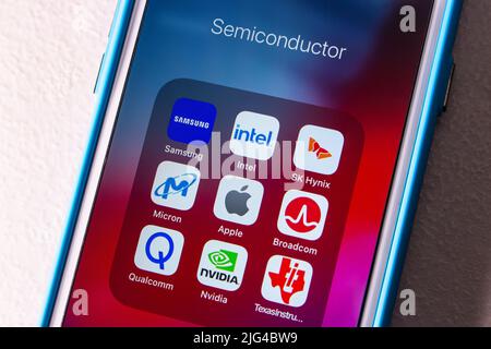Marchi di semiconduttori più diffusi, Samsung, Intel, SK Hynix, micron Technology, Apple inc, Broadcom, Qualcomm, Nvidia e Texas Instruments su un iPhone Foto Stock