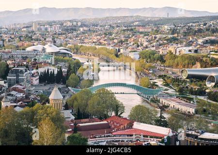 Tbilisi, Georgia - 04.18.2021: Vista aerea di Tbilisi dalla piattaforma di osservazione Foto Stock