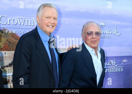 ***FILE PHOTO*** James Caan è passato via. BEVERLY HILLS, CA - 27 LUGLIO: Jon Voight, James Caan al canale di Hallmark e Hallmark Film e misteri Estate 2016 TCA rassegna stampa il 27 luglio 2016 a Beverly Hills, California. Credit: David Edwards/MediaPunch Foto Stock