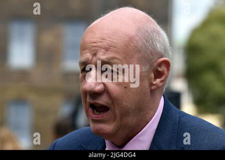 Londra, Regno Unito. 7th luglio 2022. I politici parlano alla stampa del College Green in seguito alle dimissioni del primo ministro conservatore Boris Johnson. Damian Howard Green è un politico britannico che ha servito come primo Segretario di Stato e Ministro per l'Ufficio del gabinetto da giugno a dicembre 2017 nel governo del secondo maggio. Credit: JOHNNY ARMSTEAD/Alamy Live News Foto Stock