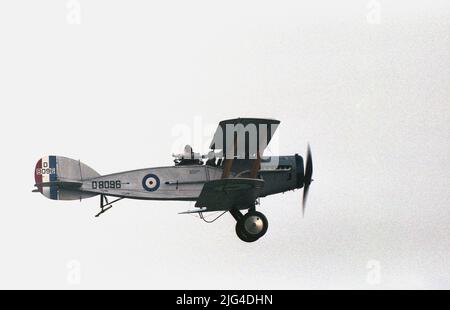 1970s, in volo un Bristol F2B, un velivolo a due posti WW1 da caccia e da riconnisance che volò per la prima volta nel 1916. Il D8096 fu costruito nel 1918, ma fu troppo tardi per vedere il servizio durante la prima guerra mondiale, ma fu usato dal No. 208 Squadron in Turchia nel 1923. Portato nel 1936 dal Capitano C.P.B. Ogilvie, fu poi acquisita dalla Shuttleworth Collection e restaurata dalla Bristol Airplane Company, volando nuovamente nel febbraio 1952. Foto Stock