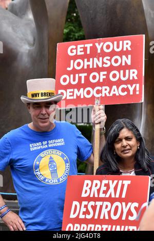 Londra, Regno Unito. 7th luglio 2022. Rupa Huq Labor MP con Steve Bray di Sodem. I politici parlano alla stampa del College Green in seguito alle dimissioni del primo ministro conservatore Boris Johnson. Credit: JOHNNY ARMSTEAD/Alamy Live News Foto Stock