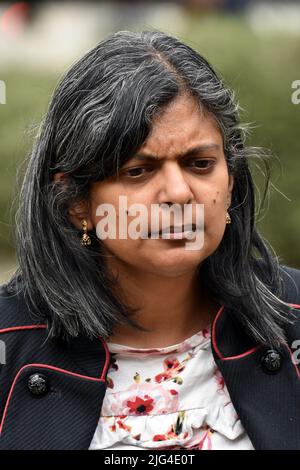 Londra, UK, 7 luglio 2022 i politici parlano alla stampa su College Green in seguito alle dimissioni del primo ministro conservatore Boris Johnson.Rupa Asha Huq è un politico, editorialista e accademico del Partito laburista britannico. Eletto membro del Parlamento per Ealing Central e Acton alle elezioni generali del 2015, era ex docente senior di sociologia presso la Kingston University. Credit:JOHNNY ARMSTEAD/Alamy Live News Foto Stock