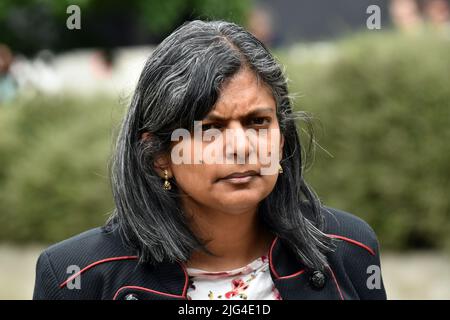 Londra, UK, 7 luglio 2022 i politici parlano alla stampa su College Green in seguito alle dimissioni del primo ministro conservatore Boris Johnson.Rupa Asha Huq è un politico, editorialista e accademico del Partito laburista britannico. Eletto membro del Parlamento per Ealing Central e Acton alle elezioni generali del 2015, era ex docente senior di sociologia presso la Kingston University. Credit:JOHNNY ARMSTEAD/Alamy Live News Foto Stock