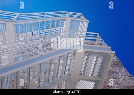 Vista ad angolo basso del White Fire Escape Against Blue Sky, Getty Center, Los Angeles, California, USA Foto Stock
