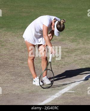 Londra, Regno Unito. 07th luglio 2022. Il Roumanian Simona Halep reagisce nella sua semifinale contro Elena Rybakina del Kazakhstan il giorno 11 dei campionati 2022 di Wimbledon a Londra giovedì 07 luglio 2022. Rybakina ha vinto la partita 6-3, 6-3. Foto di Hugo Philpott/UPI Credit: UPI/Alamy Live News Foto Stock