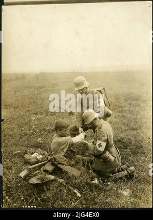 FOTOGRAFIA. La lotta in Champagne. Attenzione di un ferito dopo la lotta con successo della prima unità (Bufa Collection), 1914. Foto Stock