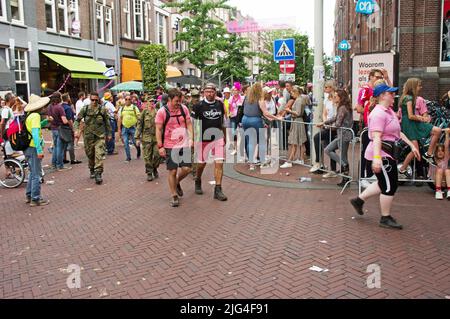 Nijmegen, Paesi Bassi - 17 luglio 2019: Camminatori nel centro di Nijmegen durante i quattro giorni internazionali Marches Nijmegen Foto Stock