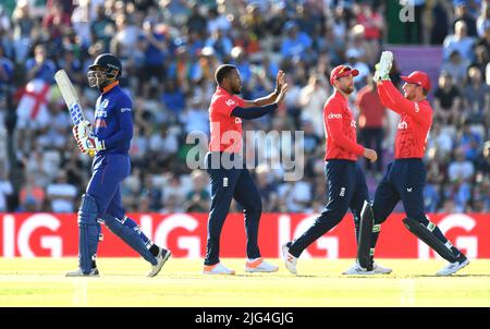 Chris Jordan (centro) in Inghilterra celebra il picket di Deepak Hooda (a sinistra) in India con i compagni di squadra durante la prima partita Vitality IT20 all'Ageas Bowl di Southampton. Data foto: Giovedì 7 luglio 2022. Foto Stock