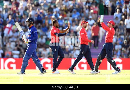 Chris Jordan (centro) in Inghilterra celebra il picket di Deepak Hooda (a sinistra) in India con i compagni di squadra durante la prima partita Vitality IT20 all'Ageas Bowl di Southampton. Data foto: Giovedì 7 luglio 2022. Foto Stock