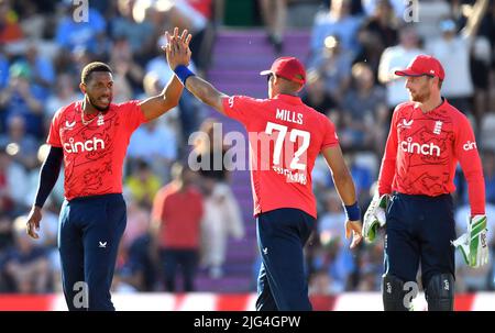 Chris Jordan (a sinistra), in Inghilterra, celebra il cazzo di Deepak Hooda in India con i compagni di squadra durante la prima partita Vitality IT20 all'Ageas Bowl di Southampton. Data foto: Giovedì 7 luglio 2022. Foto Stock