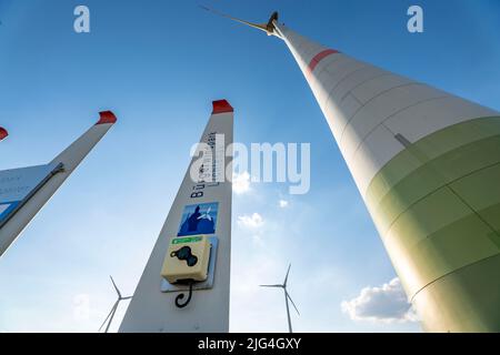 Comunità Windpark Westernfeld-Buchgarten, vicino a Lichtenau, 11 turbine eoliche, stazione di ricarica gratuita per e-car presso il parco eolico, organizzano cooperativamente Foto Stock