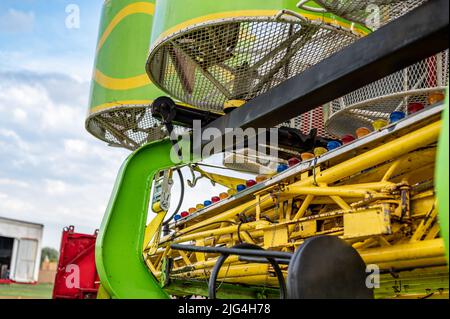 Corsa di Carnevale in corso di allestimento in una fiera rurale in estate per divertimento. Foto Stock