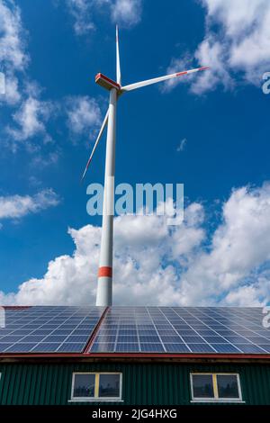 Wind farm a sud-ovest di Lichtenau, Westfalia-Lippe orientale, sistema solare su un edificio agricolo, stabile, NRW, Germania, Foto Stock