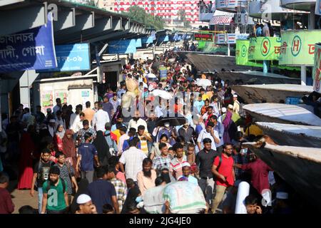 Al terminal Sadarghat si trovano traghetti pieni di viaggiatori. Mentre si avvicina il festival di Eid-ul-Adha, migliaia di abitanti della capitale del Bangladesh hanno fatto streaming fuori dalla città per unirsi al festival con i loro kith e pelle in case di villaggio. I musulmani del Bangladesh celebreranno Eid-ul-Adha. Luglio 7, 2022. Foto di Habibur Rahman/ABACAPRESS.COM Foto Stock