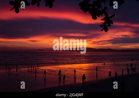 Atardecer en las playas de Aonang, en las Costas del Mar de Andaman, Tailandia Foto Stock