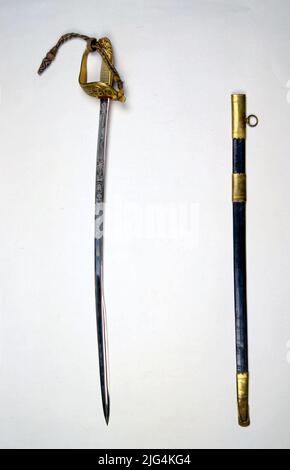 Sciabola spagnola per ufficiale della Marina con la corona della monarchia. Sabre. Versione del modello regolamentato dal Royal Order del 20 dicembre 1844. Prodotto a Toledo. Essa ha registrato la sigla "J.M. de B". SABLE MODELLO 1844 per ufficiale Navy. Il foglio è leggermente curvo e registrato in base al modello. Ha due terzi del lombo rotondo, bordo convesso con un nervo di rinforzo nel resto e canale dai baffi alla punta esterna. La sua guarnigione è in ottone dorato ed è formata da una corsa che rappresenta la testa di un leone, la virola e una ciotola completa con la parte dell'inversione articolata Foto Stock