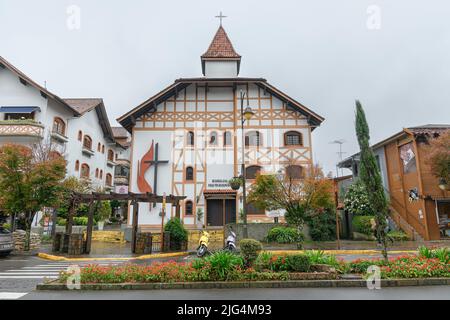 Gramado, RS, Brasile - 19 maggio 2022: Vista della Chiesa Metodista sul viale Borges de Medeiros. Foto Stock