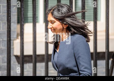 Downing Street, Londra, Regno Unito. 7th luglio 2022. I Ministri partecipano al primo incontro del Gabinetto a 10 Downing Street dalle dimissioni del primo Ministro Boris Johnson all'inizio di oggi. Il Rt Hon Suella Braverman QC MP, procuratore generale. Amanda Rose/Alamy Live News Foto Stock