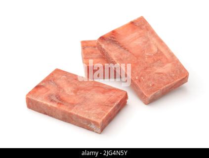 Blocchi di filetto di salmone crudo congelato isolati su bianco Foto Stock