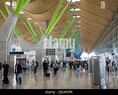 Madrid, Spagna; 24th 2022 giugno: Terminal 4 Interior Adolfo Suarez Madrid Barajas aeroporto Foto Stock