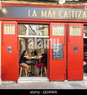 Una tipica taverna nel centro di Madrid. Madrid, Spagna. Foto Stock