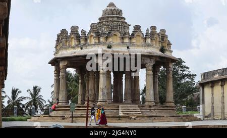 INDIA, KARNATAKA, MANDYA, MELUKOTE, GIUGNO 2022, Turista a Mandapam vicino a Melukote Kalyani Foto Stock