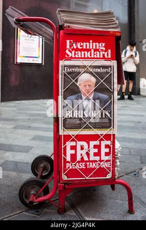 Il primo ministro britannico, Boris Johnson chiude, giornale di sera Standard Front Page Headline sulle edicole a Londra, Regno Unito Foto Stock