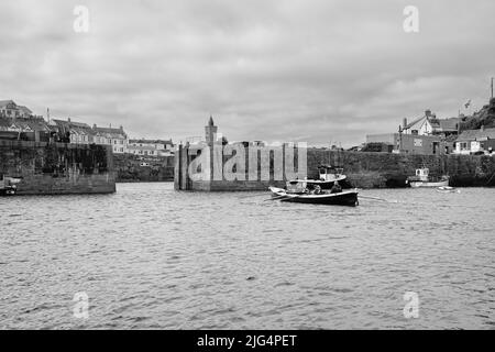 Bal Maiden Pilot Gig lascia Porthleven, Cornovaglia, in una corsa di allenamento Foto Stock