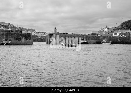 Bal Maiden Pilot Gig lascia Porthleven, Cornovaglia, in una corsa di allenamento Foto Stock