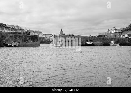 Bal Maiden Pilot Gig lascia Porthleven, Cornovaglia, in una corsa di allenamento Foto Stock