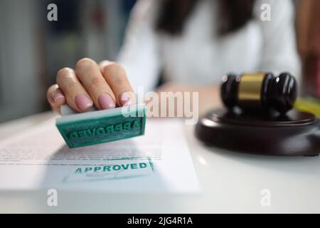 Donna d'affari mette un sigillo approvato su un primo piano di documento Foto Stock