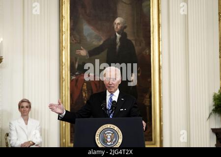 Washington, Stati Uniti. 07th luglio 2022. Il presidente degli Stati Uniti Joe Biden parla prima di assegnare a 17 destinatari la Medaglia Presidenziale della libertà, il più alto onore civile della nazione, durante una cerimonia nella Sala Est della Casa Bianca a Washington, DC Giovedi 7 luglio 2022. Foto di Ken Cedeno/UPI Credit: UPI/Alamy Live News Foto Stock