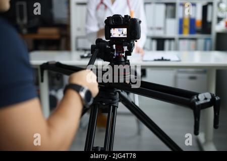 Videografo filmante medico su teleformazione medica Foto Stock