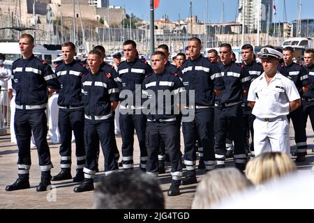 Marsiglia, Francia. 05th luglio 2022. Gli studenti della Navy Firefighters School sono visti durante la cerimonia. La cerimonia di consegna del casco presieduta dal sindaco Benoît Payan si è svolta a Place Bargemon di fronte al municipio di Marsiglia. 31 studenti della scuola dei vigili del fuoco della Marina hanno formalizzato la loro integrazione operativa nel Centro antincendio e di salvataggio (CIS) e l'inizio della loro carriera come quartermaster della flotta. Credit: SOPA Images Limited/Alamy Live News Foto Stock