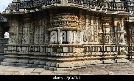 Sculture di Dio indù e Dea sul tempio di Nageshvara-Chennakeshava, Mosale, Hassan, Karnataka, India. Foto Stock