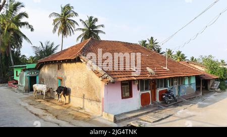 Vecchia casa di fronte al tempio di Nageshvara-Chennakeshava, Mosale, Hassan, Karnataka, India. Foto Stock