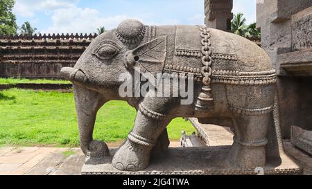 Scultura Elefante all'ingresso di Saavira Kambada Basadi, Mudbidri, Karnataka, India. Foto Stock