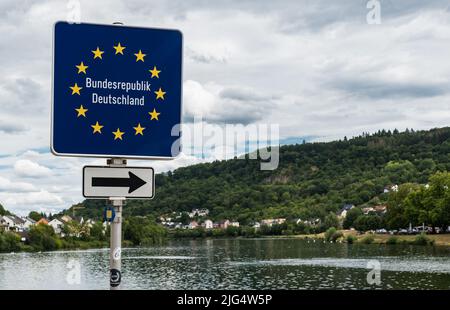 Wasserbillig, Granducato di Mertert di Lussemburgo - 08 08 2020 segno verso Welschbillig dal lato tedesco, preso dalle banche lussemburghesi del MOS Foto Stock